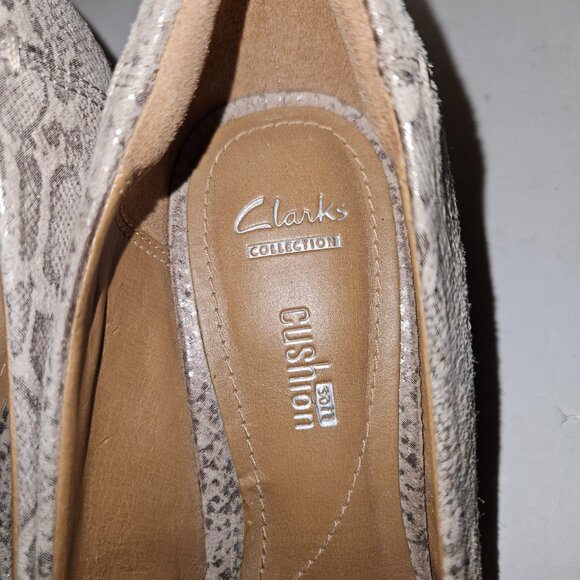 Clark's Collection Soft Cushion Wedge Pumps. US 7.5 M - Picture 14 of 16
